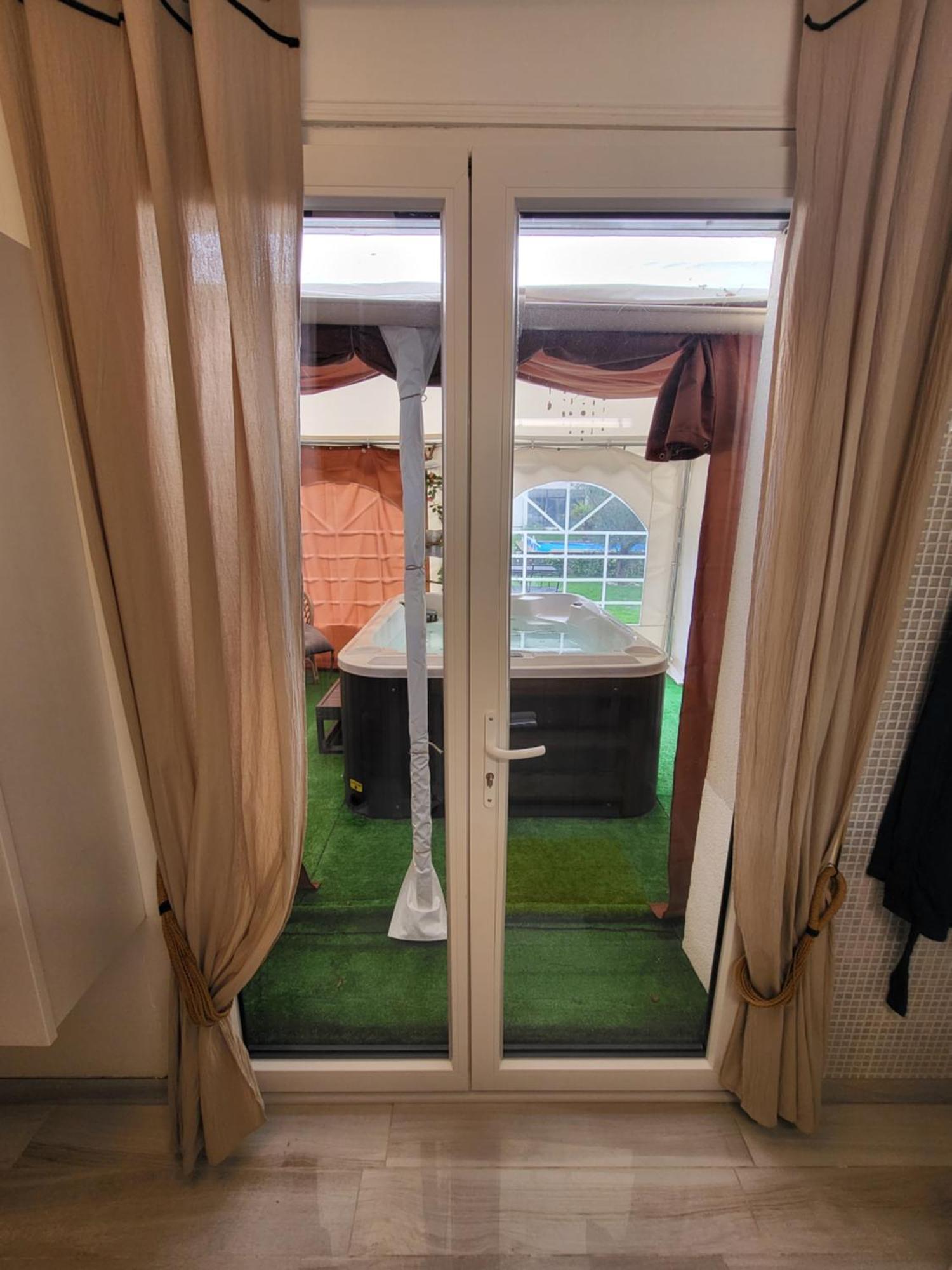 לינה וארוחת בוקר Choisy Le Jacuzzi מראה חיצוני תמונה